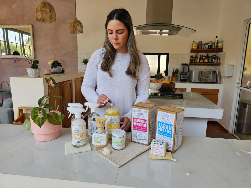 Persona usando la línea Flor de Coco en una cocina luminosa