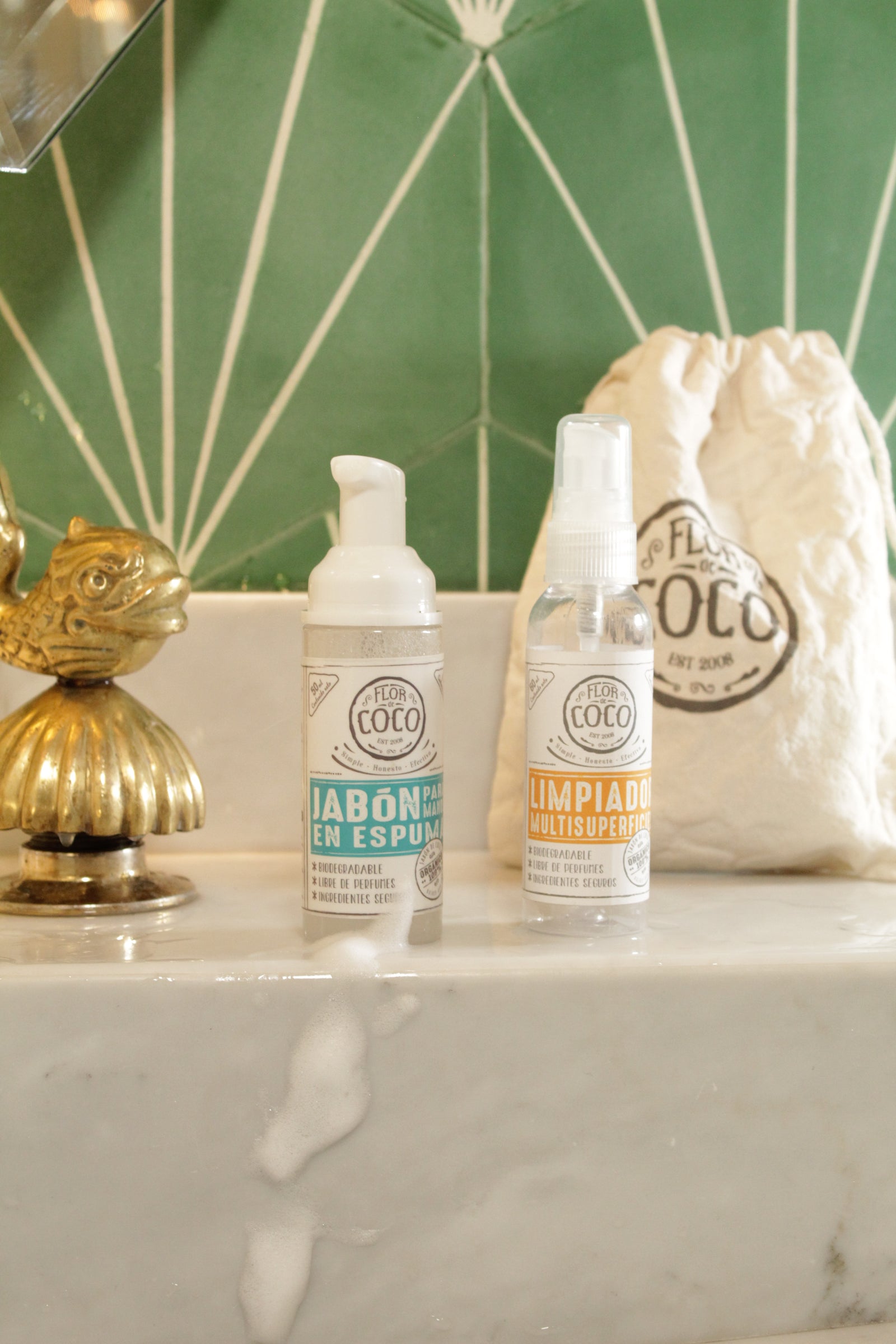 Kit de Bolsillo Flor de Coco en un baño: jabón para manos en espuma, limpiador multisuperficies y bolsa de manta