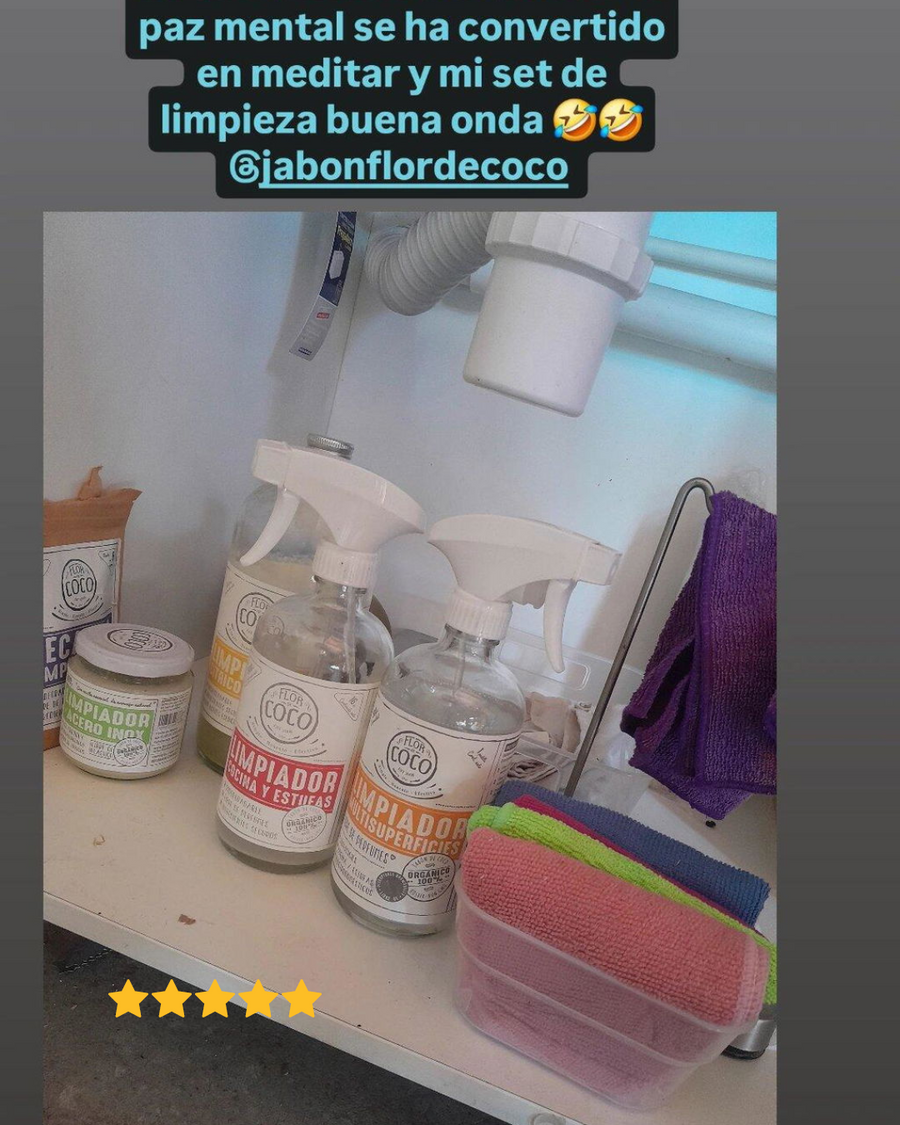 Limpiadores Flor de Coco en botella de vidrio debajo del fregadero de una clienta